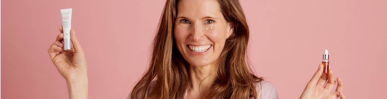 Eine Frau hält ihre Lieblingsprodukte in die Kamera