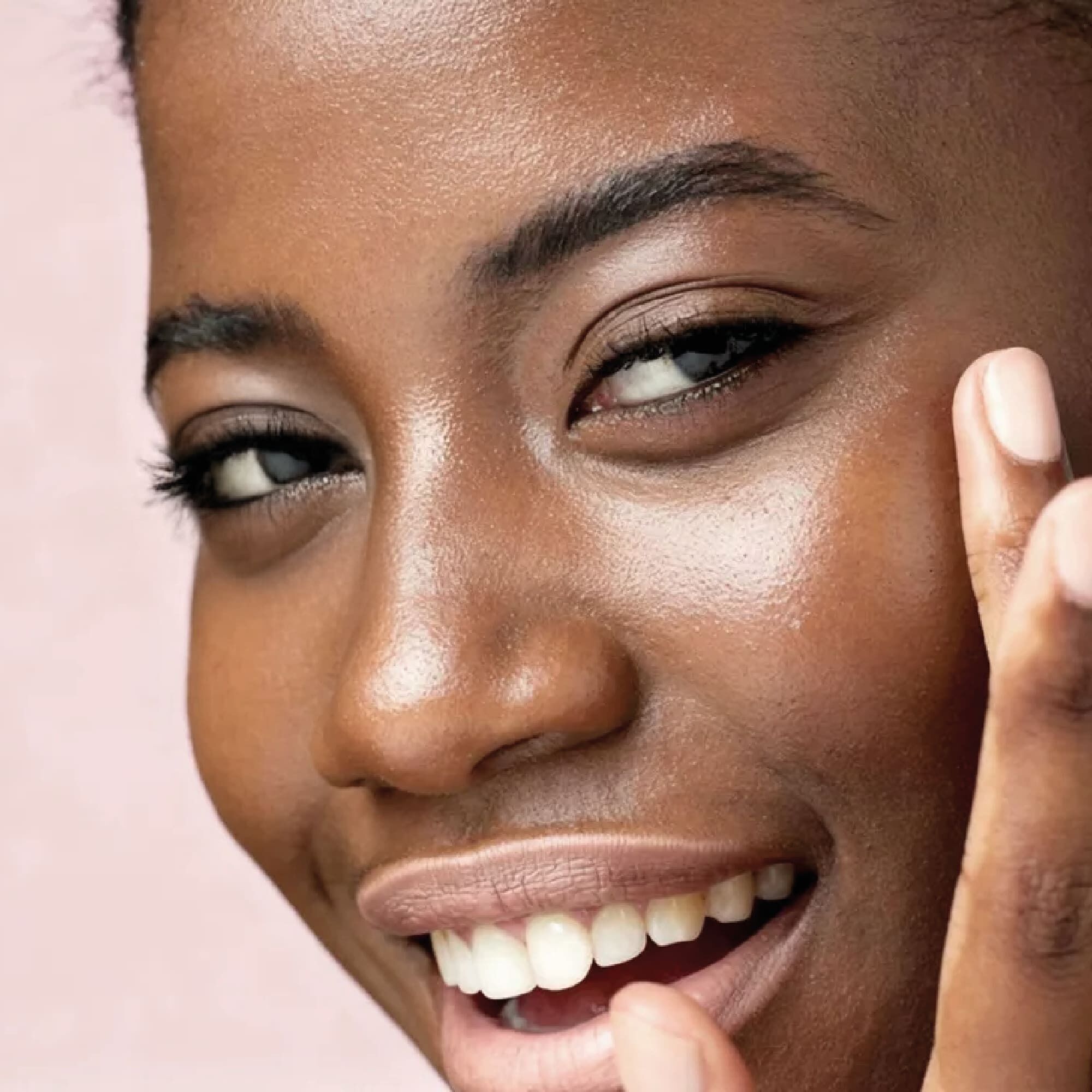 Eine Frau hält ein Beauty Oil in die Kamera