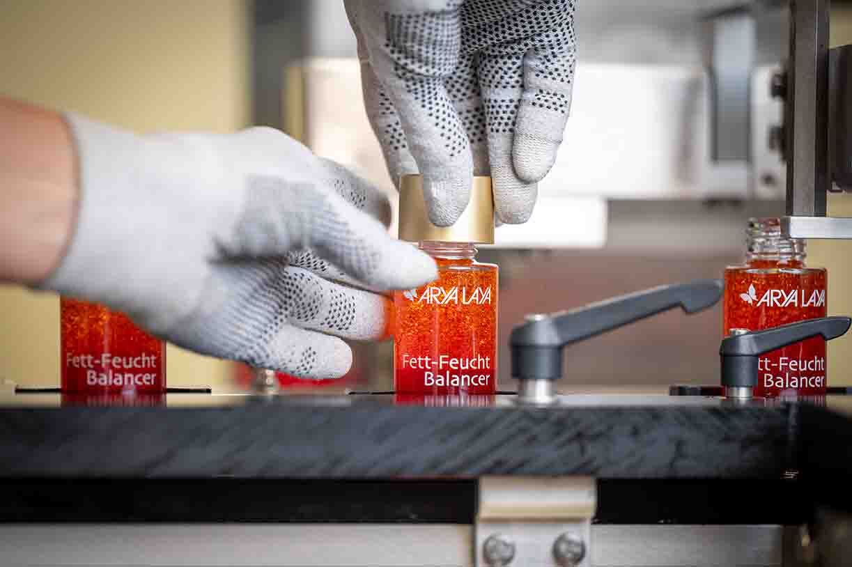 Ein Mitarbeiter verschließt die abgefüllten Fett-Feucht Balancer