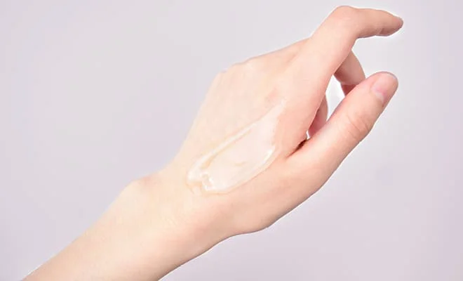 Frau zeigt die Textur des Aloe Vera Gel