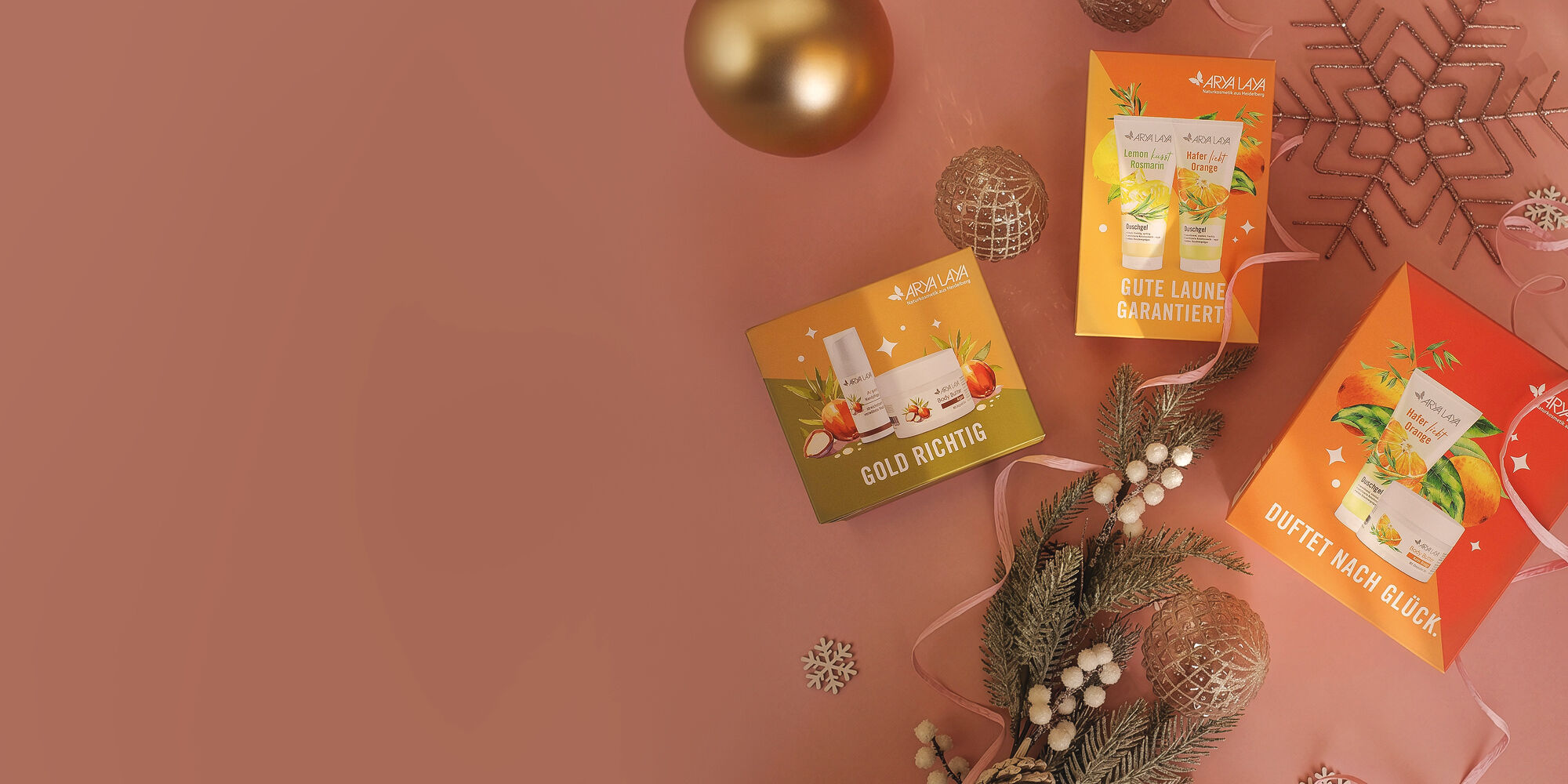 Drei ARYA LAYA Geschenksets mit weihnachtlicher Deko