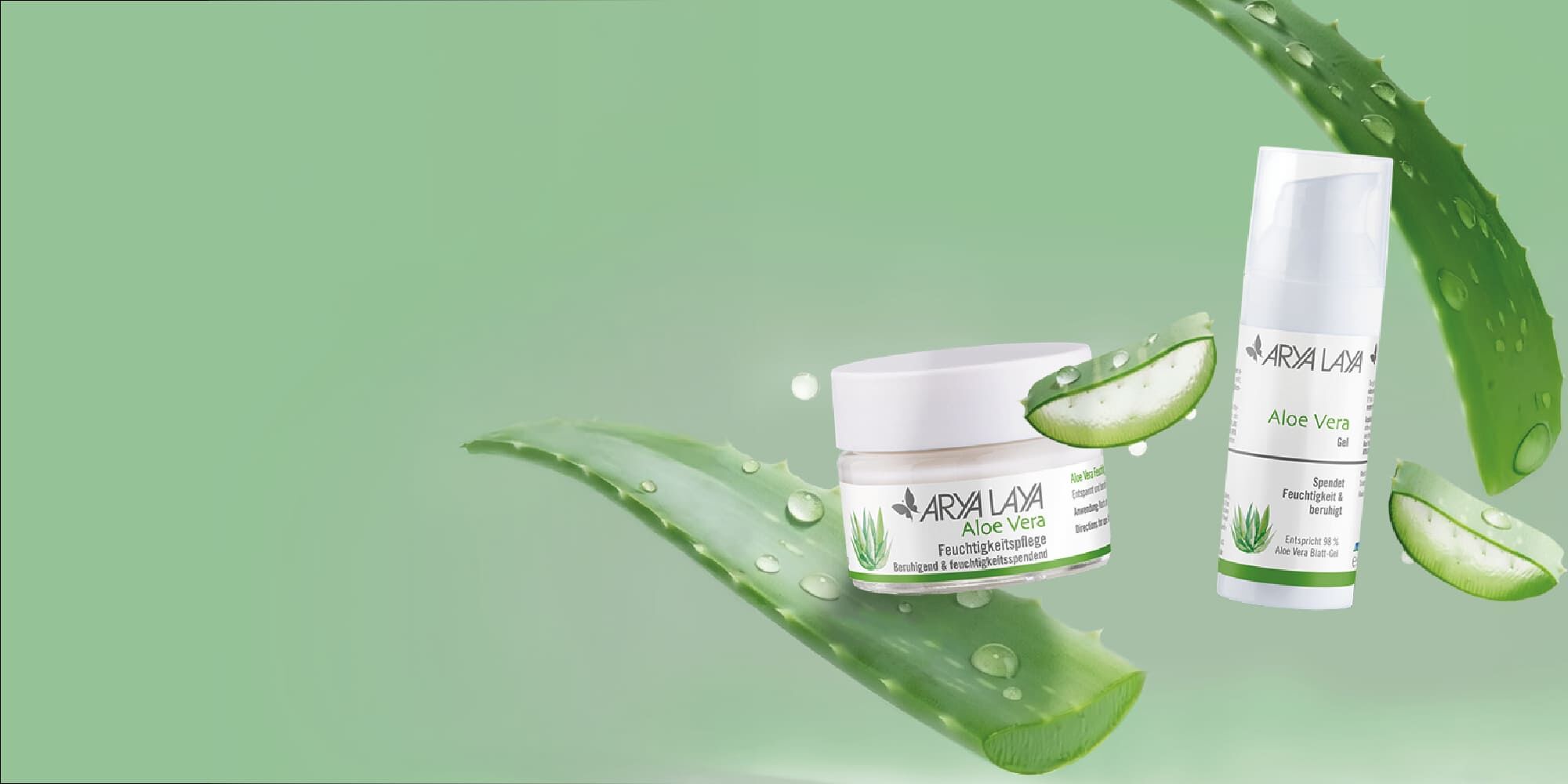 Aloe Vera Produkte von ARYA LAYA mit einer Aloe Vera Pflanze auf grünem Hintergrund