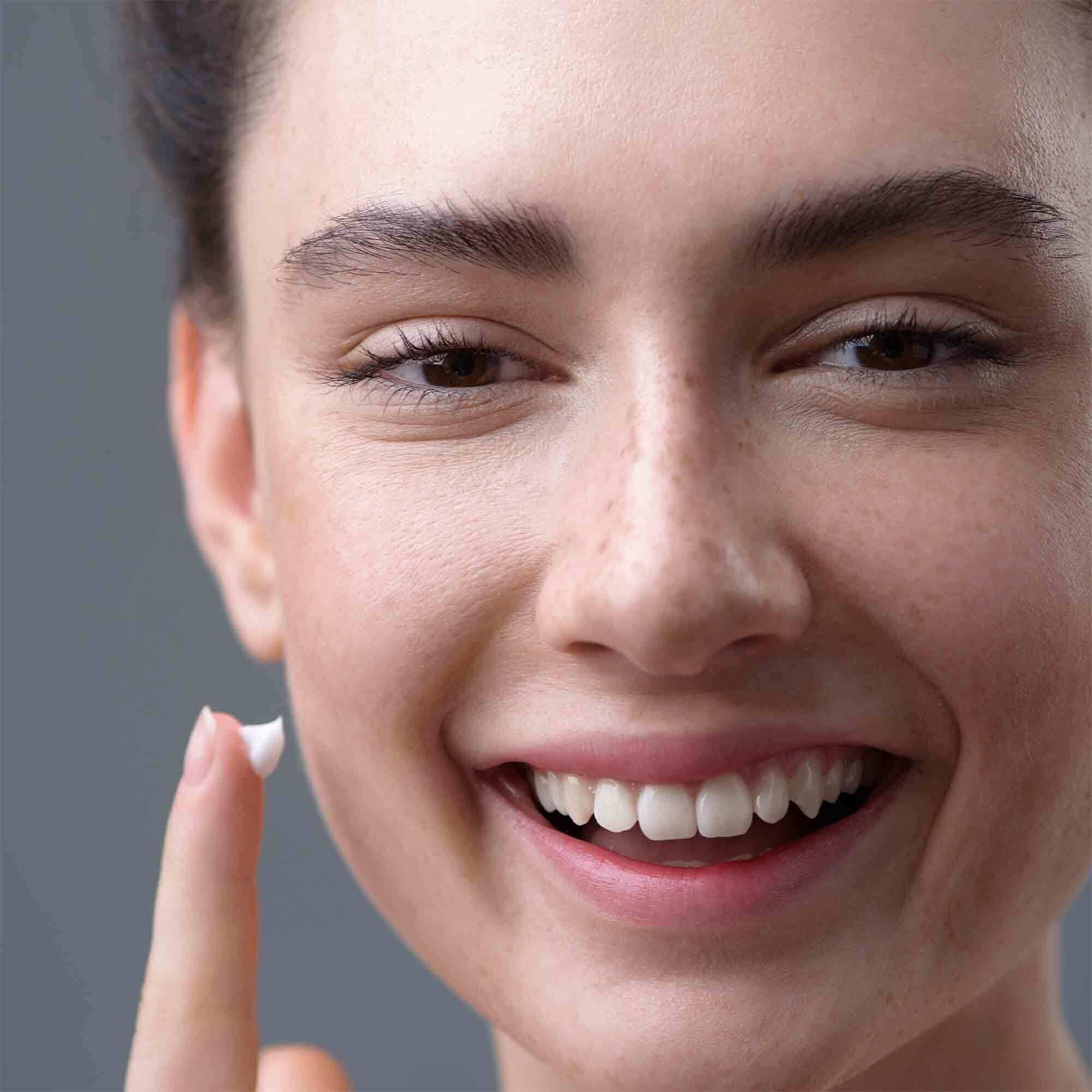 Eien Frau trägt sich ein Hyaluron-Produkt auf