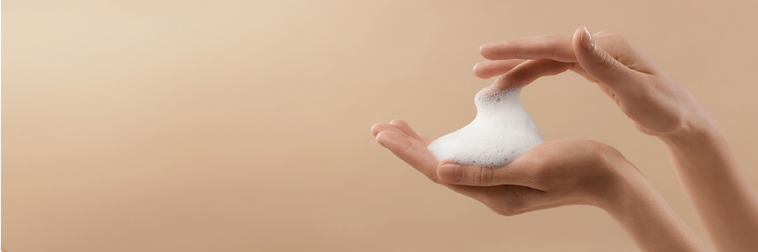 Eine Frau seift sich mit Duschschaum ein