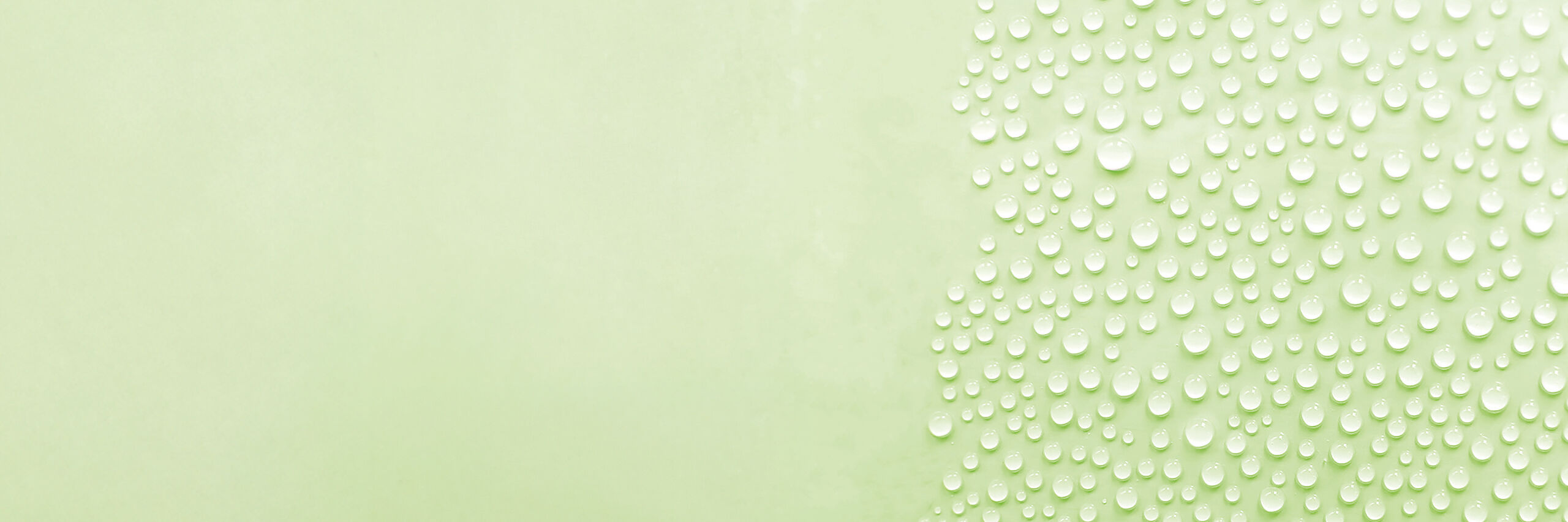 Wassertropfen und Zitrone