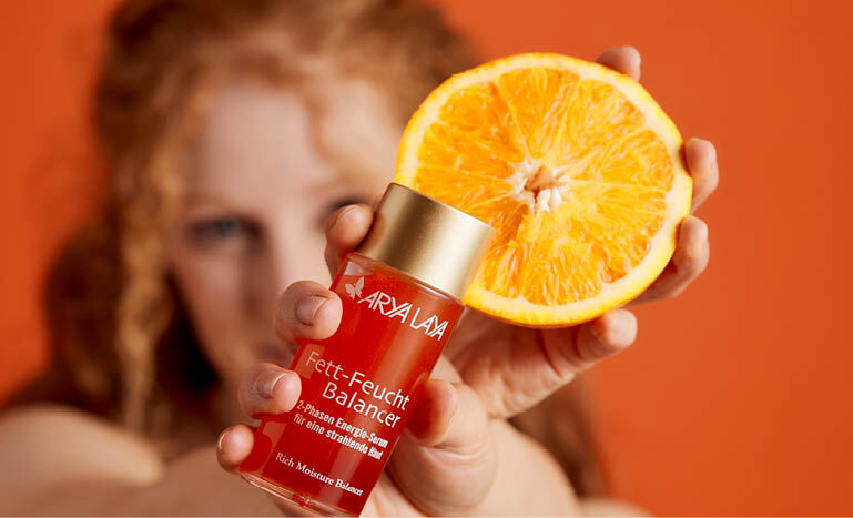 Frau schüttelt den Fett-Feucht Balancer, um die beiden Phasen zu verbinden