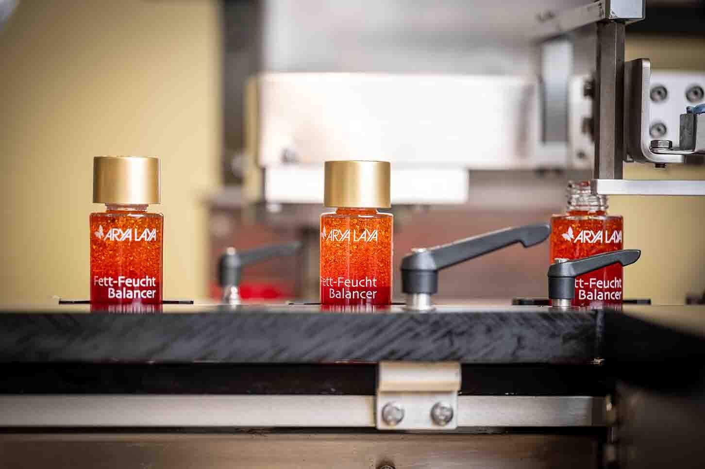 Die abgefüllten Fett-Feucht Balancer laufen über das Förderband