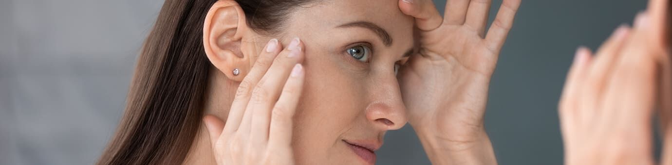 Frau mit sehr trockener Haut