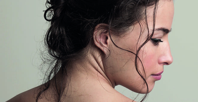 Eine Frau hat Ihre Haare hochgesteckt