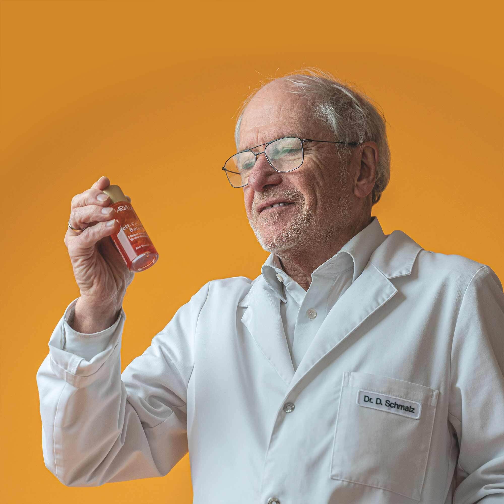 Dr. Schmalz betrachtet den Fett-Feucht Balancer
