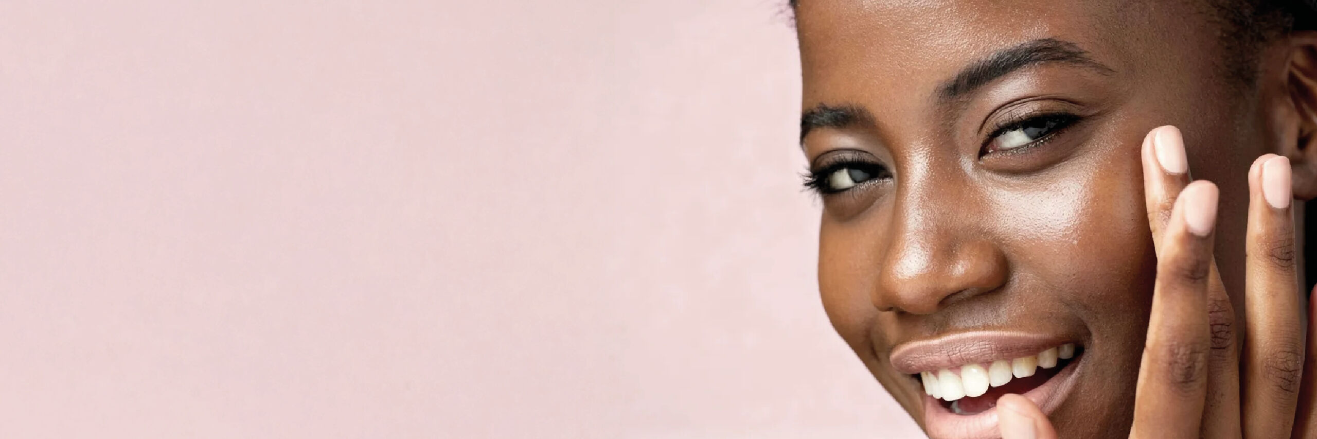 Eine Frau hält ein Beauty Oil in die Kamera