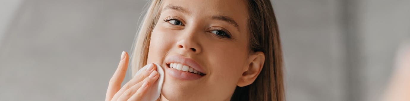 Frau mit öliger, unreiner Haut