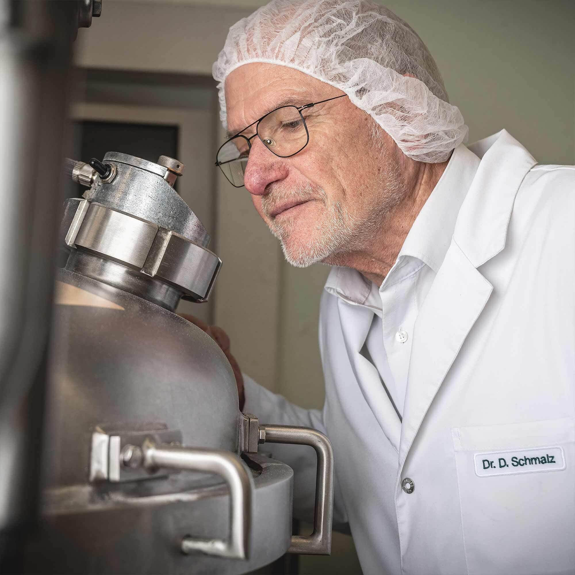 Dr. Schmalz bei der Qualitätskontrolle