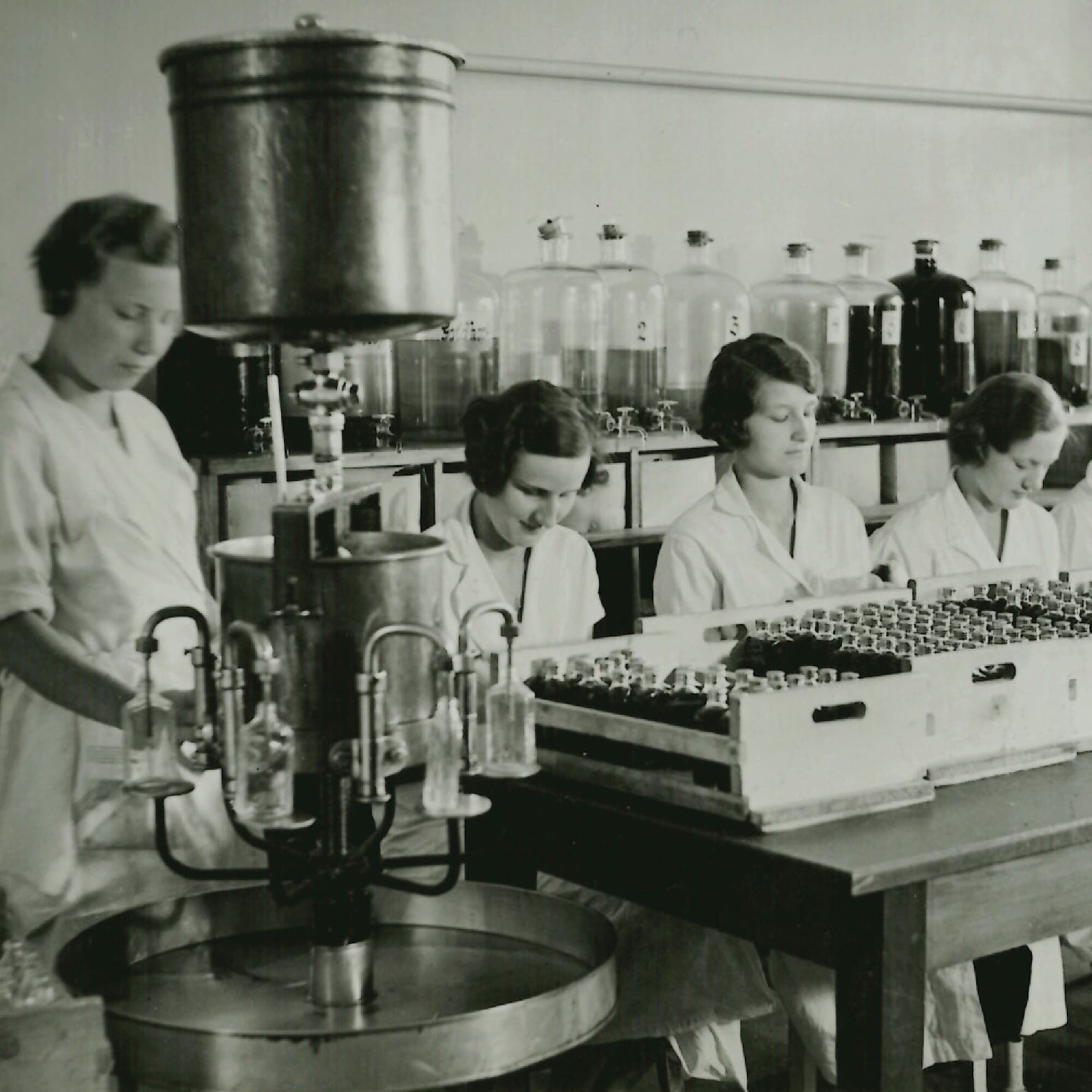 Historien-Bild Arya Laya Produktion mit Mitarbeiterinnen