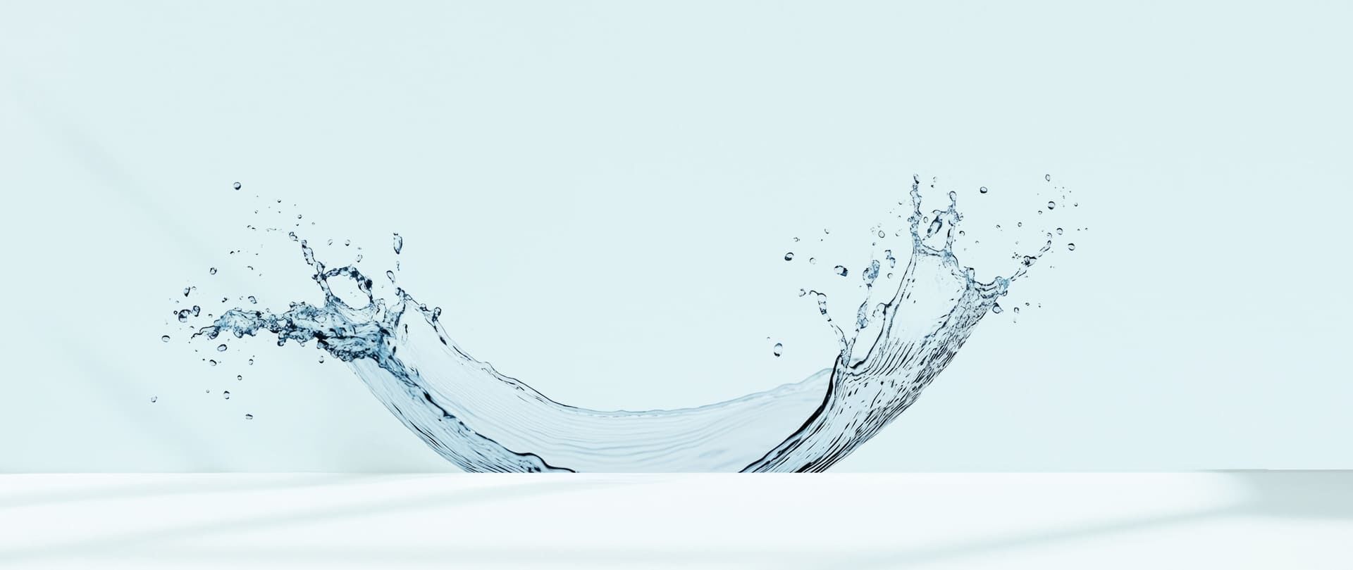 Wasser-Splash auf blauem Hintergrund