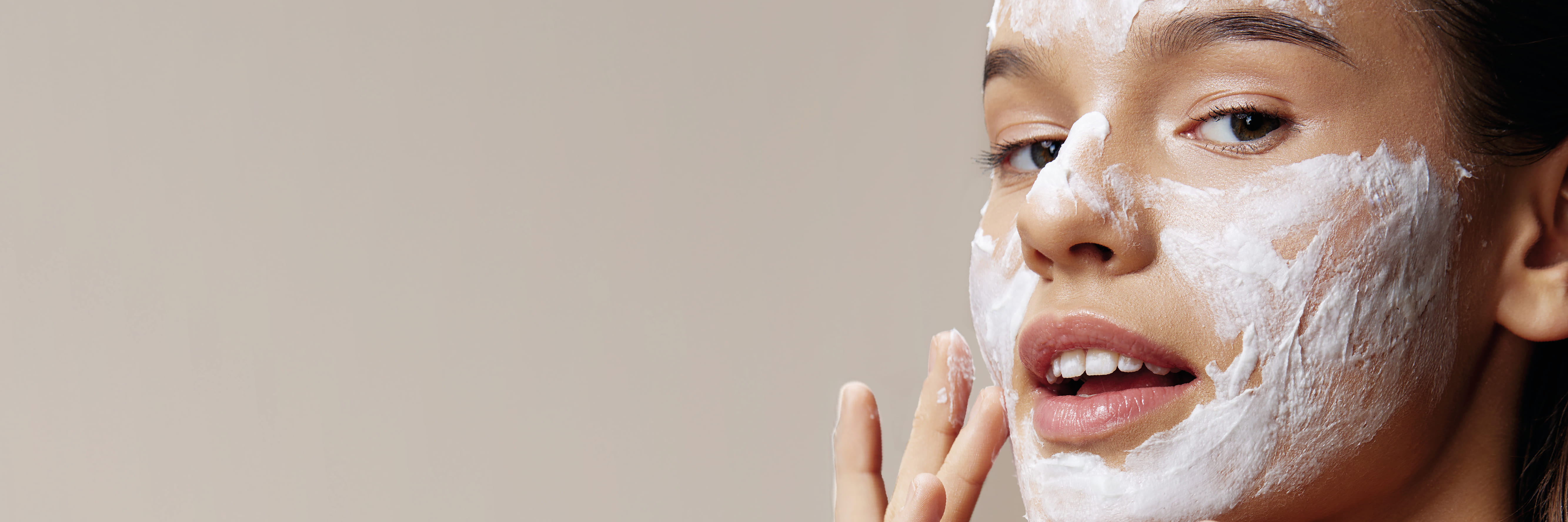 Eine Frau hat auf der einen Gesichtshälfte eine Maske aufgetragen