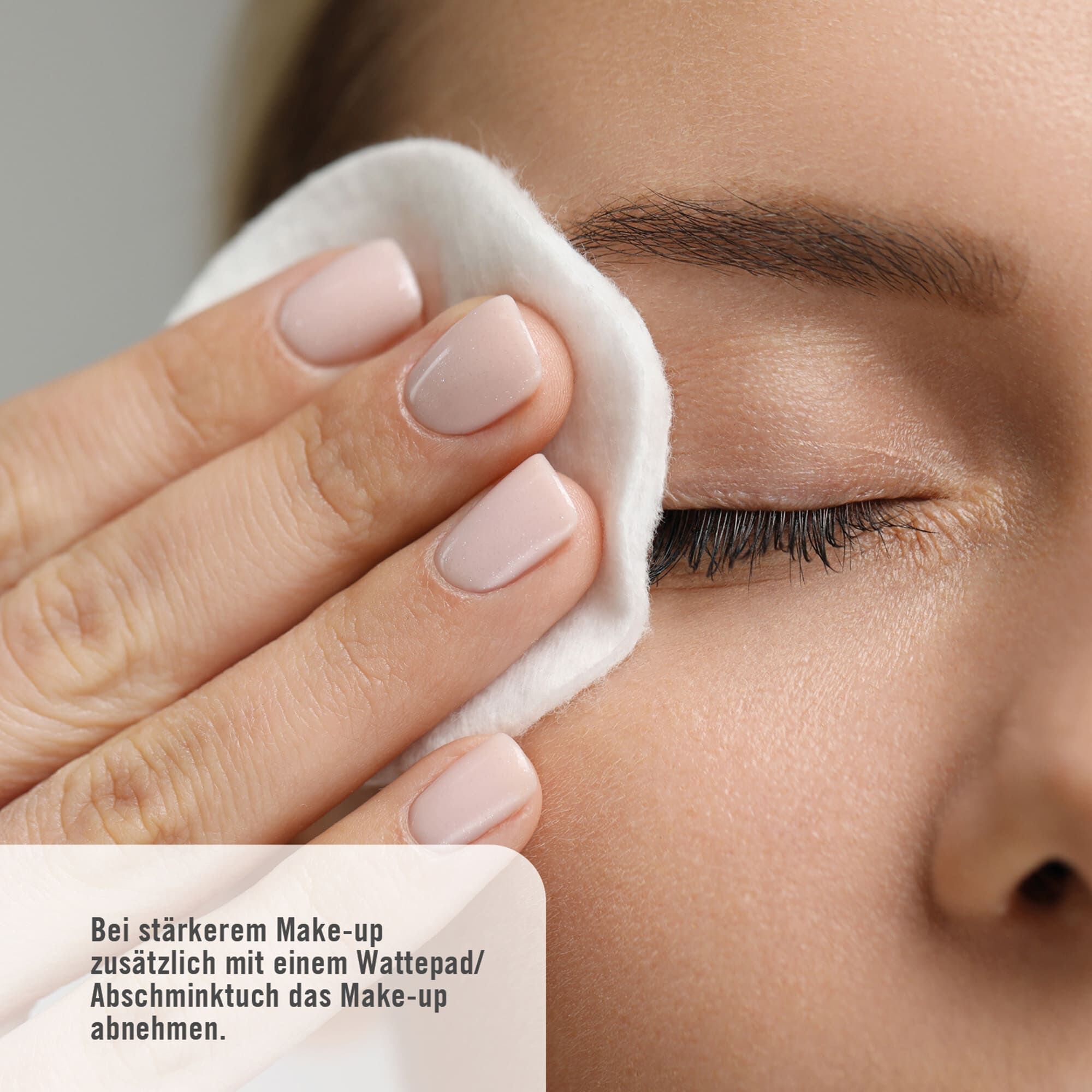 Bei stärkerem Make-up zusätzlich mit einem Wattepad/Abschminktuch das Make-up abnehmen