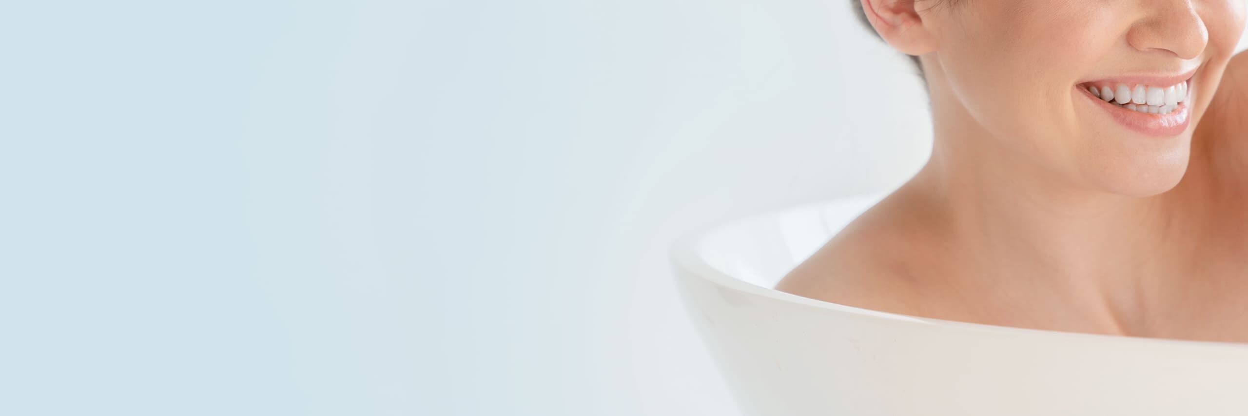 Eine Frau liegt genießerisch in der Badewanne