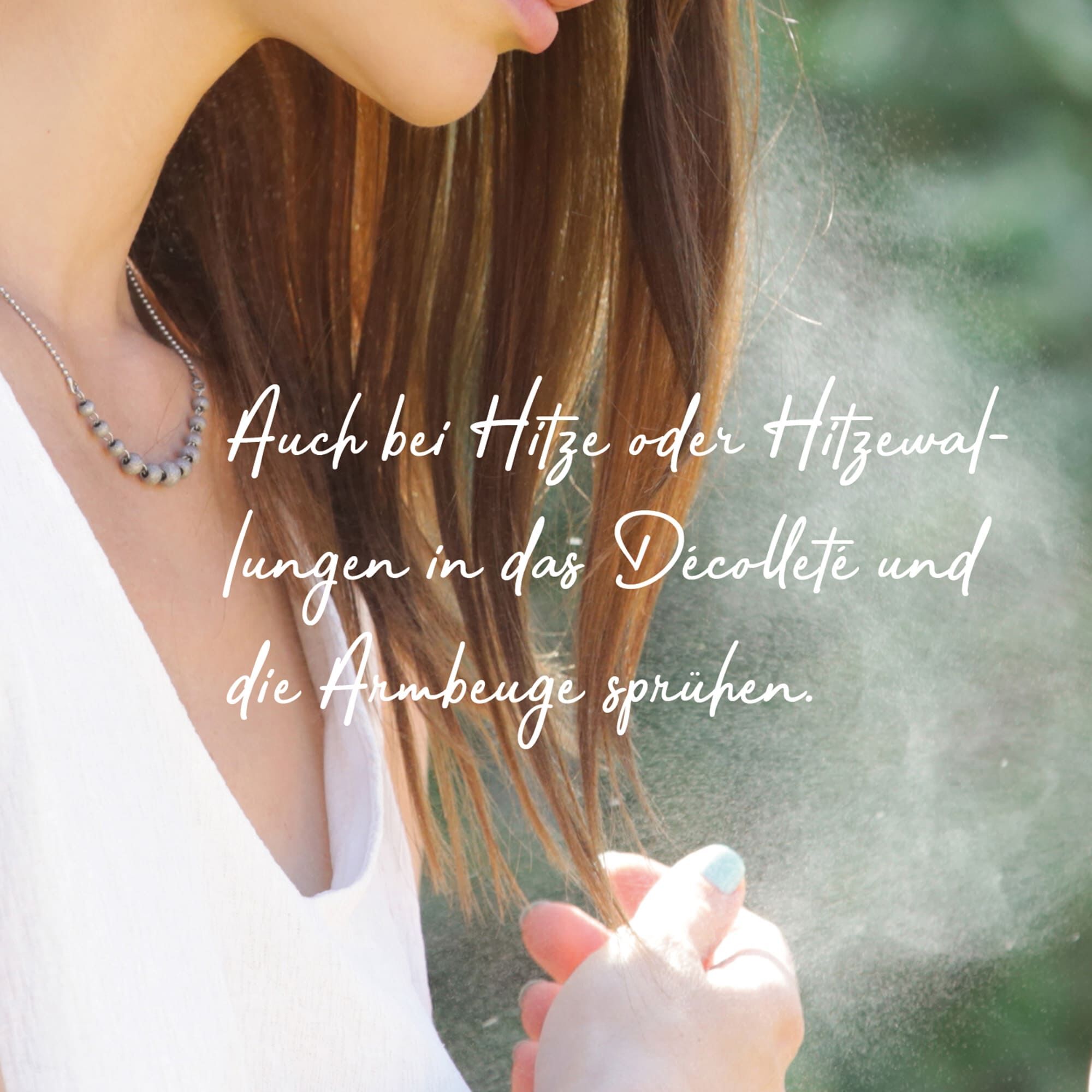 Auch bei Hitze oder Hitzewallungen in das Décolleté und die Armbeuge sprühen